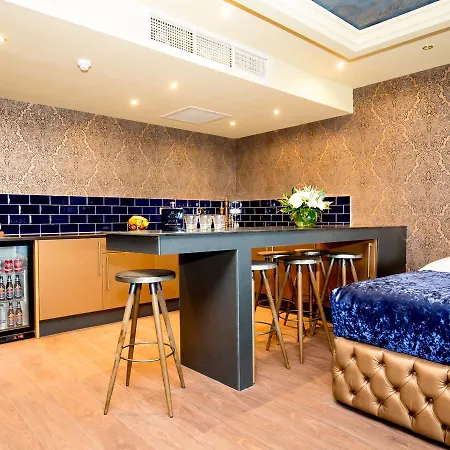 Signature Living At Shankly Hotel-3